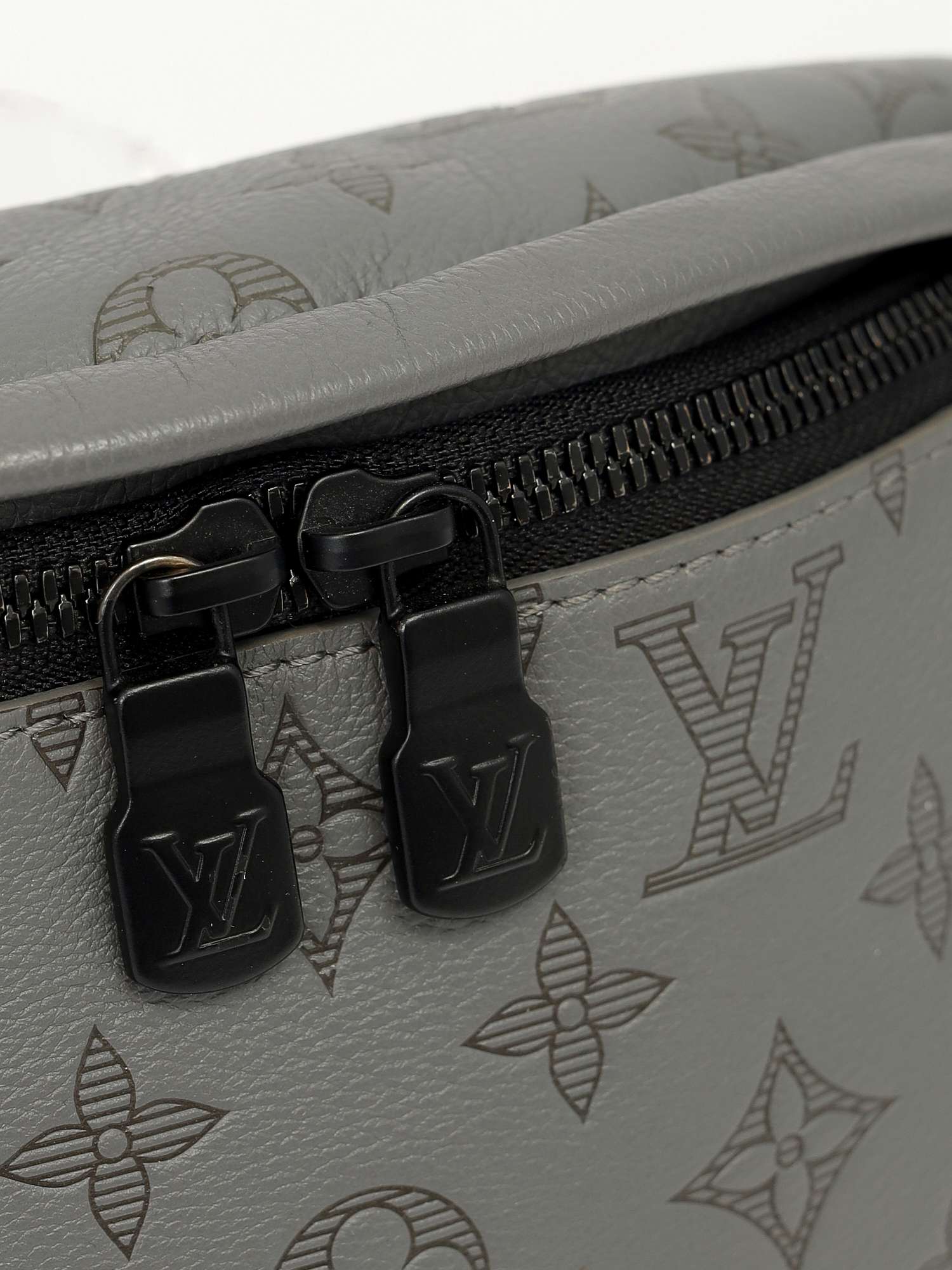 Сумки Louis Vuitton Discovery Bumbag изображение #6