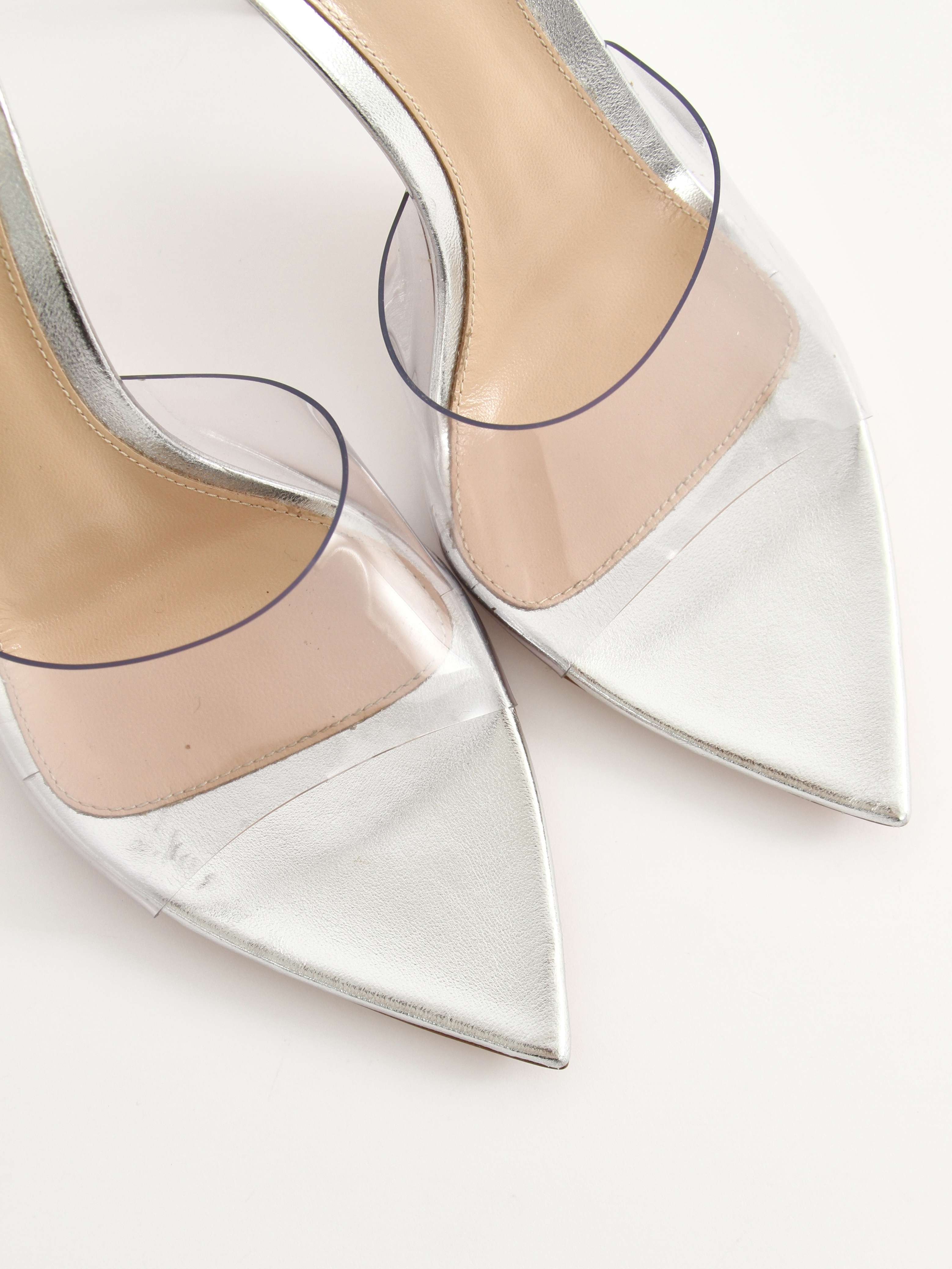 Gianvito Rossi  37 5